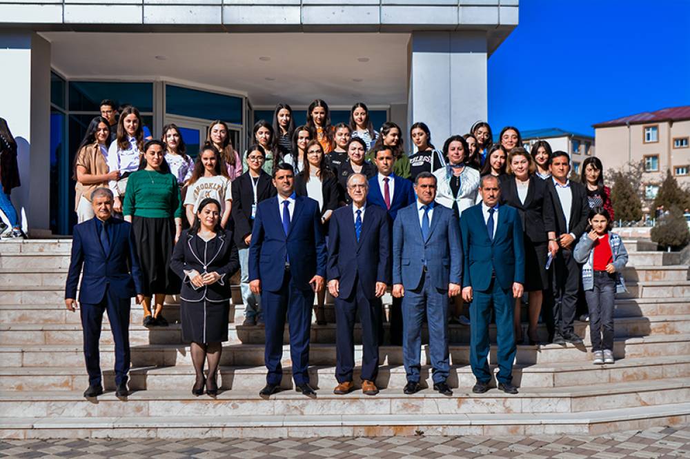 Dünyaca məhşur alim Xəlil Kələntər elektron resurslarını NDU Elmi Kitabxanasına təqdim edib