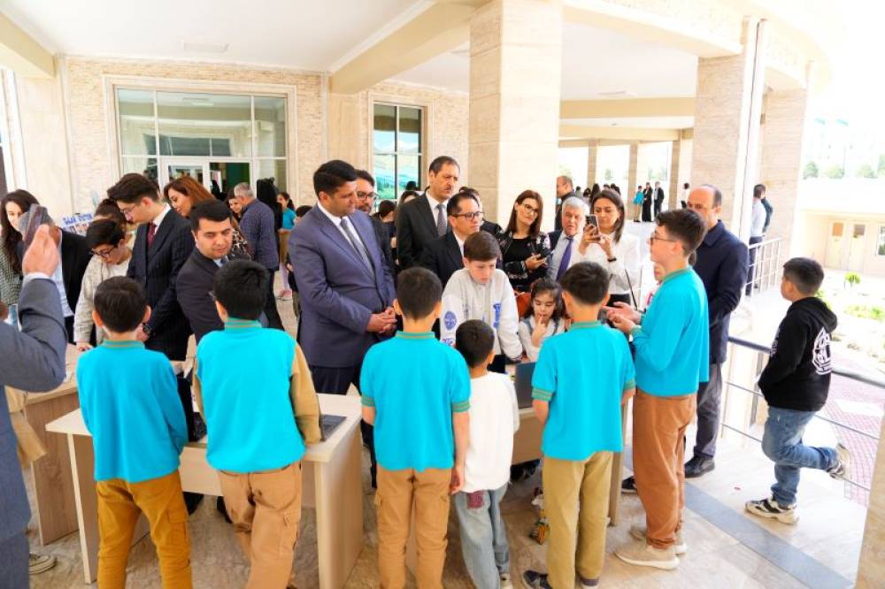 NDU-nun rektoru Elbrus İsayev Beynəlxalq Kembric Məktəbində görüş keçirib və "Elm və Yaradıcılıq” sərgisində iştirak edib