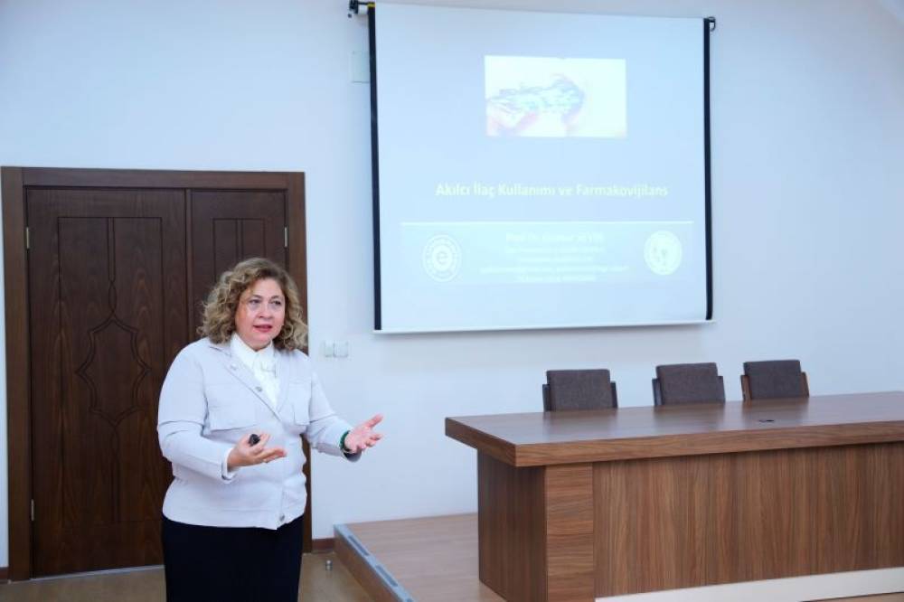 Naxçıvan Dövlət Universitetində “Rasional dərman istifadəsi və farmakovijilans” mövzusunda təlim keçirilib
