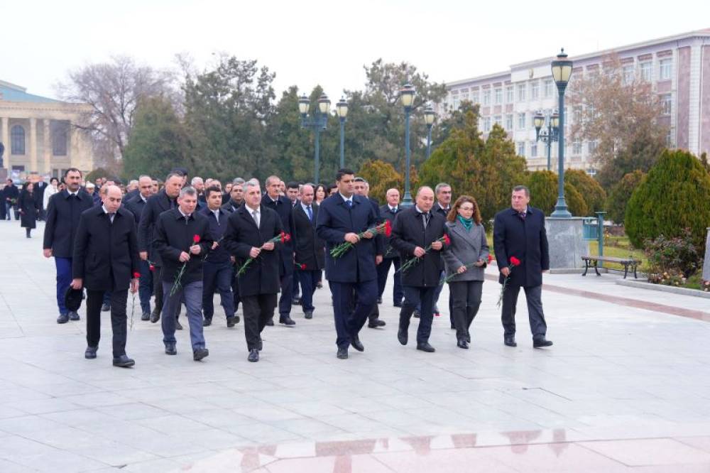 NDU kollektivi 12 Dekabr – Ümummilli Lider Heydər Əliyevin Anım Günündə Ulu Öndərin xatirəsini yad edib