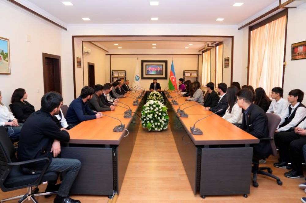 Naxçıvan Dövlət Universitetinin rektoru  vokalist tələbələrlə görüşüb   