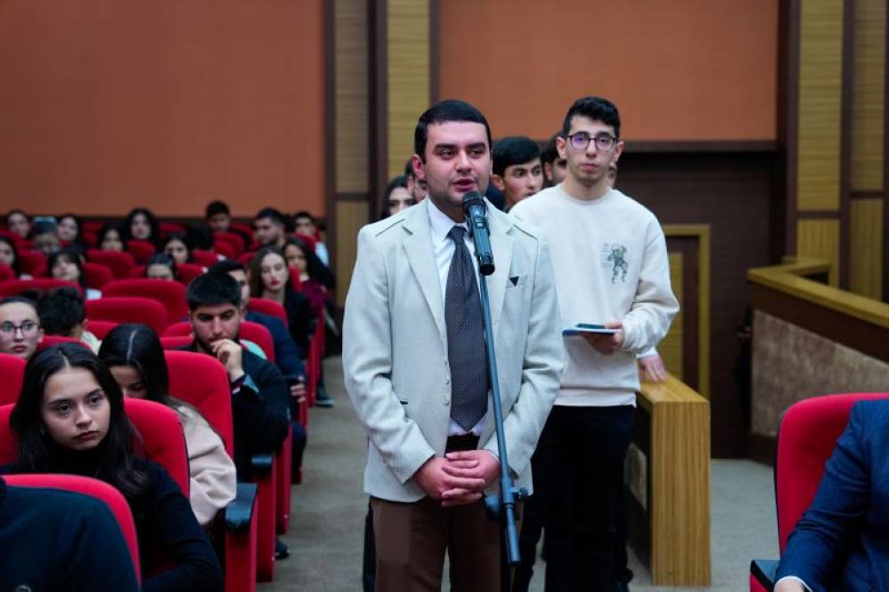 NDU-nun rektoru Elbrus İsayev “Açıq mikrofon” layihəsi çərçivəsində tələbələrlə görüşüb