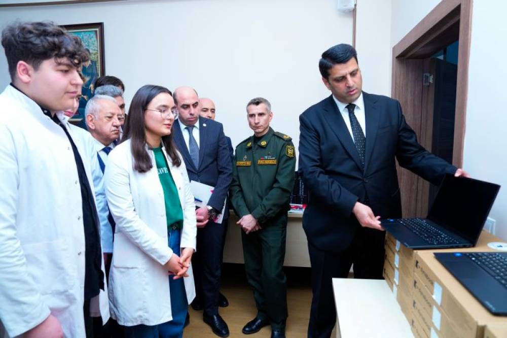 NDU-da SABAH qruplarına alınan 4 dildə 173 adda 200-dən artıq dərsliklərin, 5 proyektorun və 15 noutbukun təqdimatı keçirilib