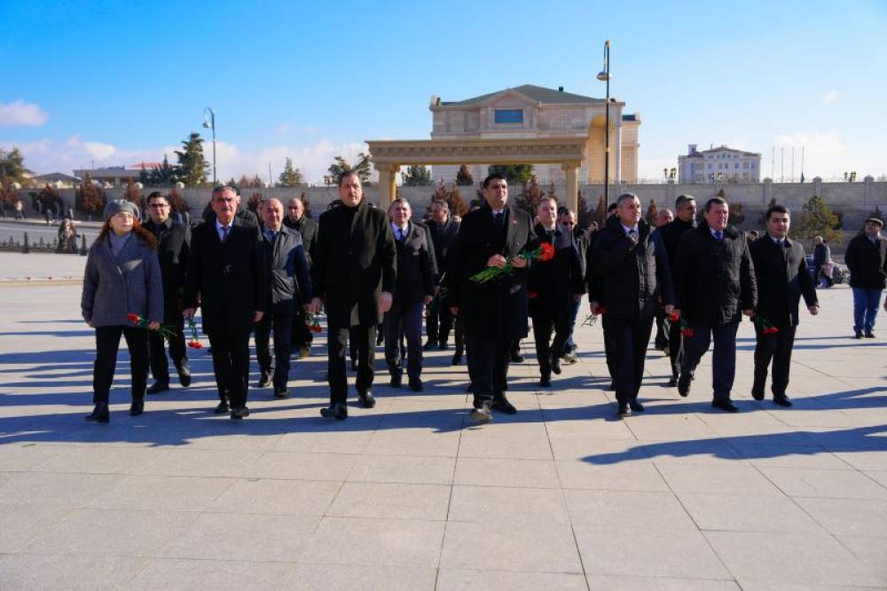 Naxçıvan Dövlət Universitetinin kollektivi 20 Yanvar faciəsinin 35-ci ildönümü münasibətilə Naxçıvan şəhərindəki Şəhidlər xiyabanını ziyarət ediblər.