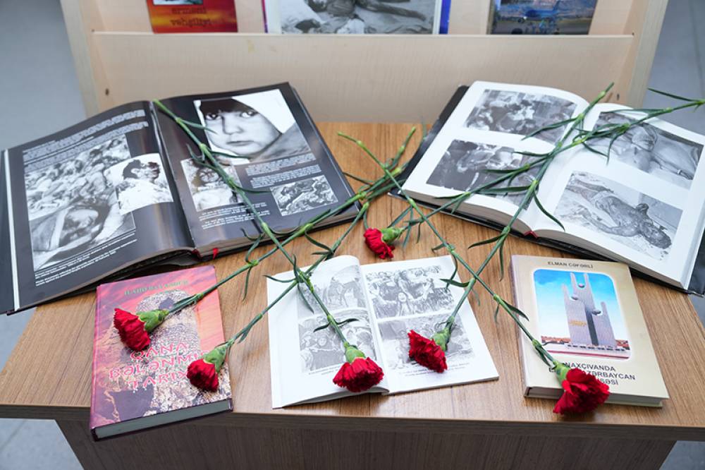 Naxçıvan Dövlət Universitetində “20 Yanvar – Ümumxalq Hüzn Gününün 35 illiyi” ilə əlaqədar olaraq universitetin Elmi Kitabxanasında, kolleclərdə və fakültələrdə tədbirlər, dəyirmi masalar və dərslər keçirilib