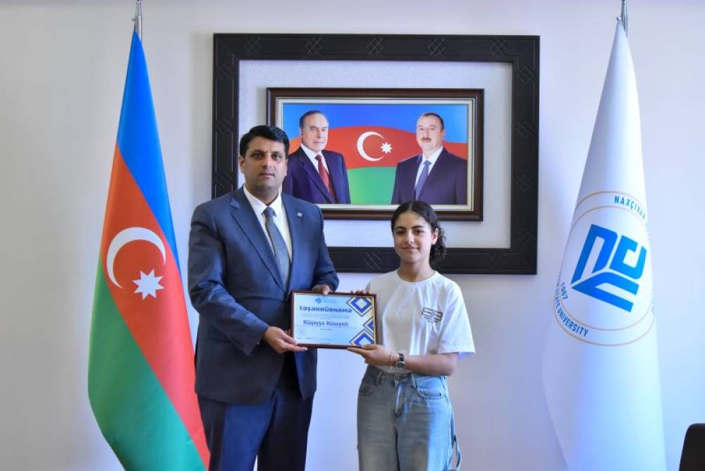 Naxçıvan Dövlət Universitetinin rektoru Elbrus İsayev buraxılış imtahanında maksimum nəticə göstərən şagirdi qəbul edib