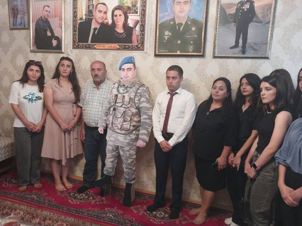 NDU Elmi Kitabxanasının əməkdaşları və könüllüləri şəhid kapitan Elcan Balabəylinin evini ziyarət ediblər