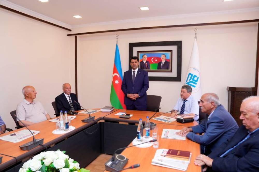 NDU rektoru Elbrus İsayev  1975-ci ildə Tarix-filologiya ixtisasını bitirən məzunlar ilə görüş keçirib