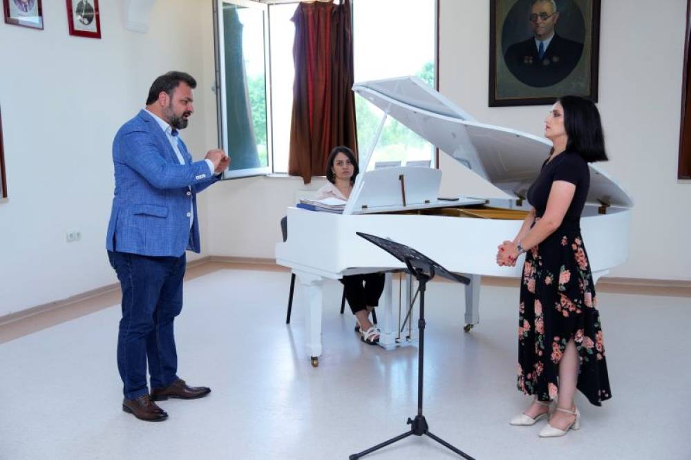 Xalq artisti Samir Cəfərov NDU-da tələbələrə ustad dərsi keçib