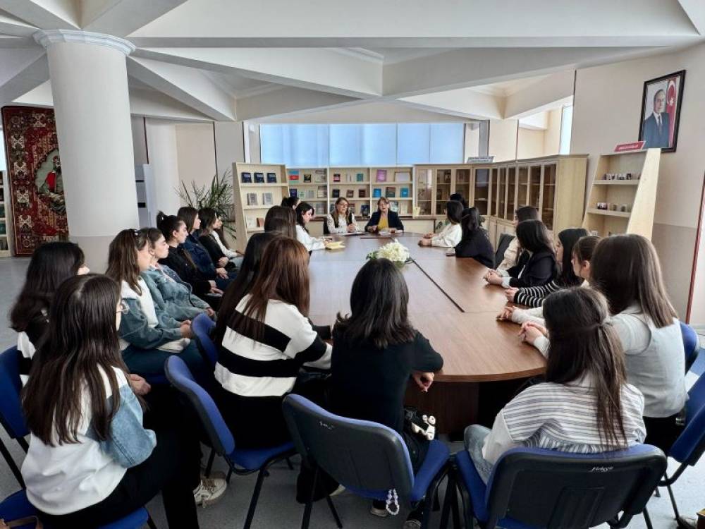 NDU-da görkəmli şair Bəxtiyar Vahabzadə mövzusunda dəyirmi masa keçirilib