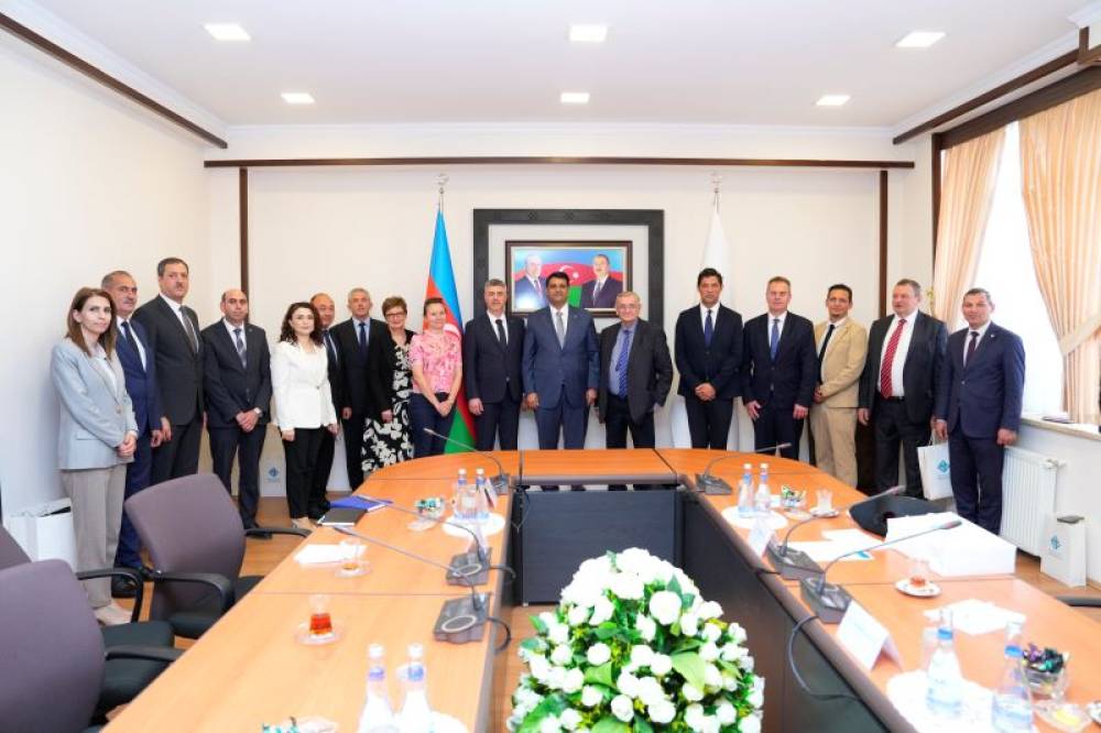 NDU rektoru Elbrus İsayev Macarıstanın dünya şöhrətli yazıçısı və  dövlət xadimi Şandor Lejak ilə görüşüb