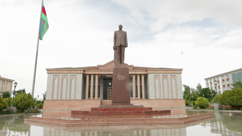 NDU rektoru Elbrus İsayev və Şandor Lejak Ulu Öndər Heydər Əliyevin abidəsini və adını daşıyan muzeyi ziyarət edib