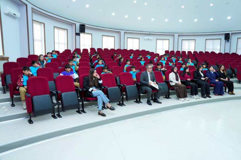 Beynəlxalq Əmanət Günü ilə bağlı NDU Kembric Məktəbində Azərbaycan Respublikası Mərkəzi Bankı Naxçıvan MR İdarəsinin əməkdaşları tərəfindən təlim keçirilib