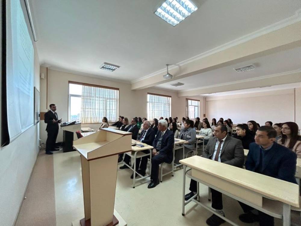 Naxçıvan Dövlət Universitetinin Fizika-riyaziyyat fakültəsində elmi-nəzəri seminar keçirilib.
