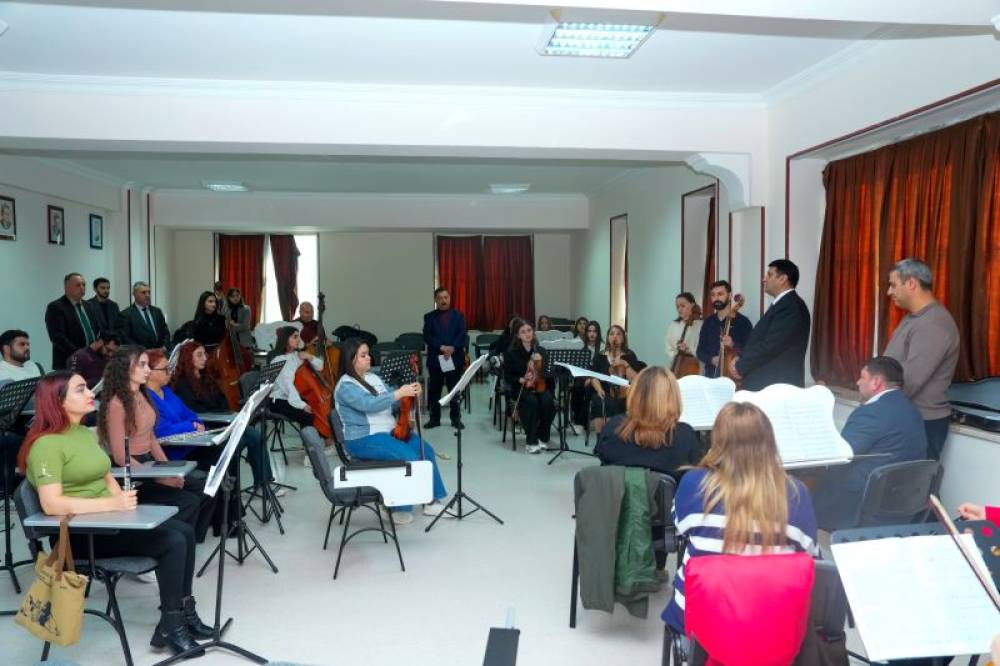 Naxçıvan Dövlət Universitetinin İncəsənət fakültəsində fəaliyyət göstərən Simfonik Orkestrə yeni musiqi alətləri təqdim edilib
