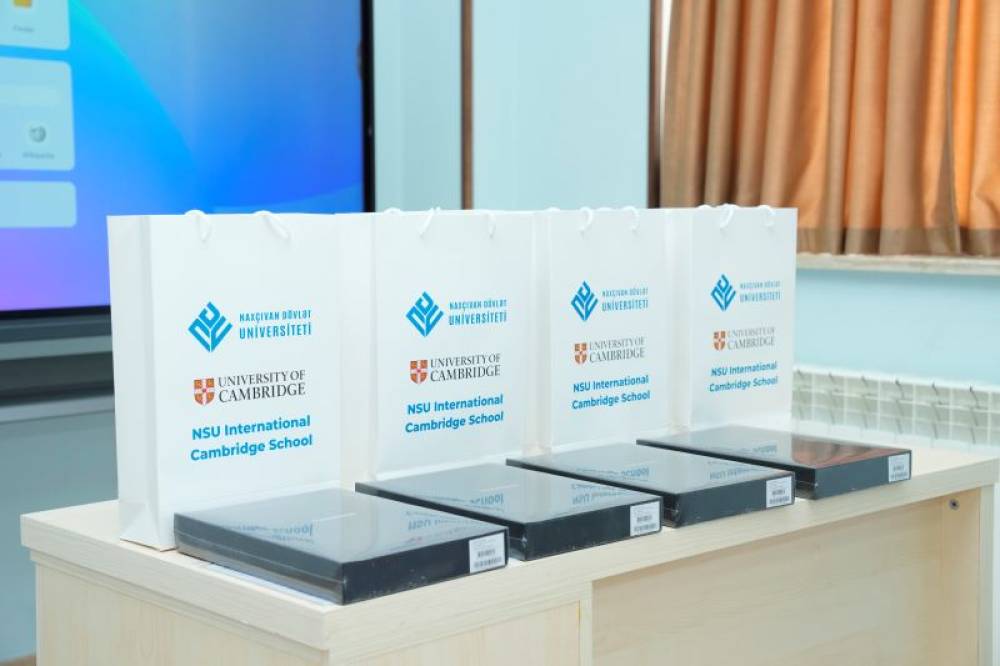 Naxçıvan Dövlət Universitetinin Beynəlxalq Kembric Məktəbinin müəllim və şagirdlərinə planşetlər təqdim olunub