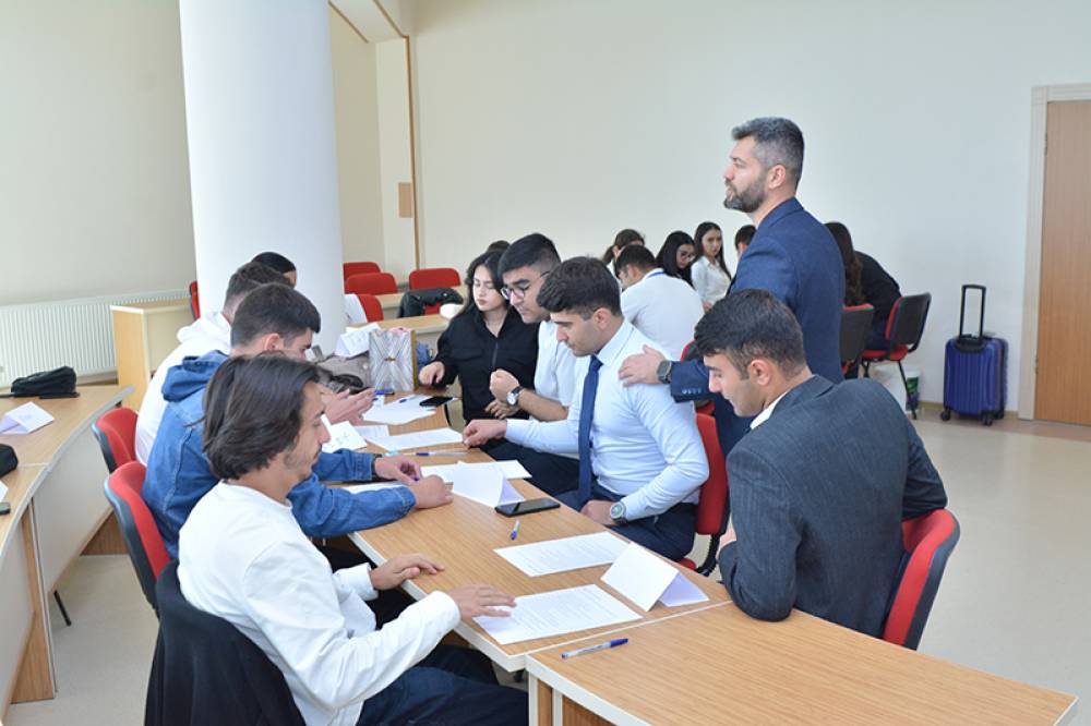 Naxçıvan Dövlət Universitetində “Effektiv komanda işi” və “Stressin idarə olunması” mövzularında təlimlər keçirilib