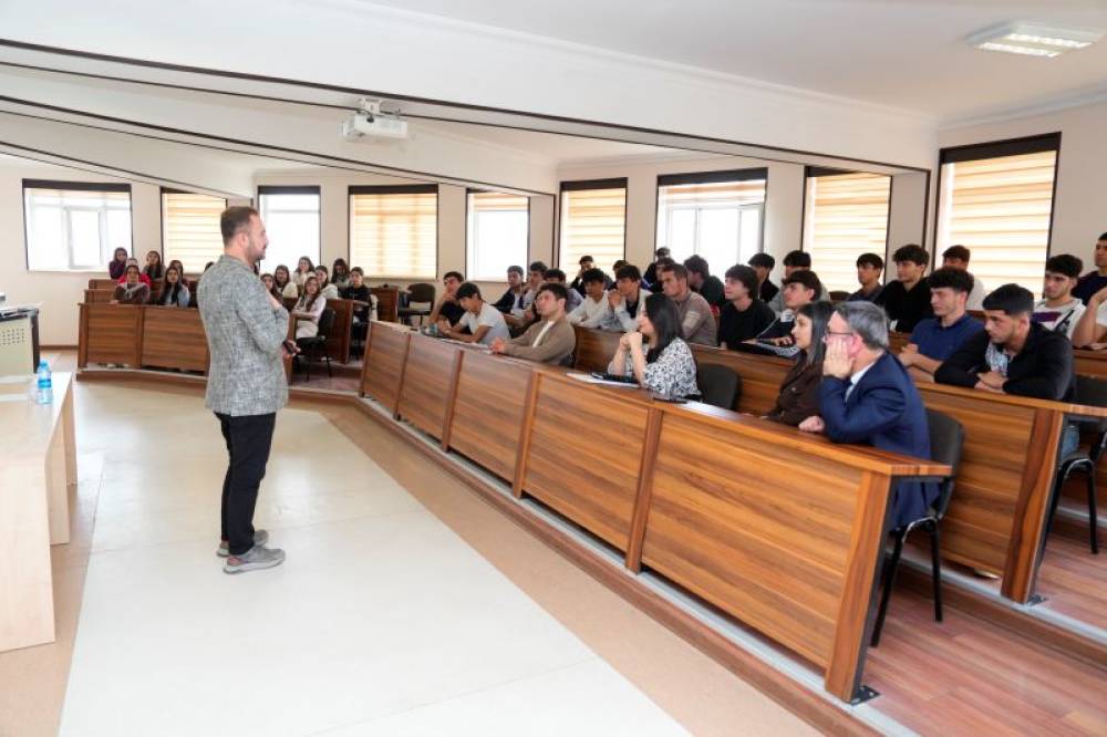 Oktyabrın 29-da  Pedaqoji fakültədə Gaziantep Universitetinin professor Erdal Bay  tərəfindən “Təhsildə sosial və fəlsəfi yanaşmalar” mövzusunda elmi-nəzəri seminar keçirilib